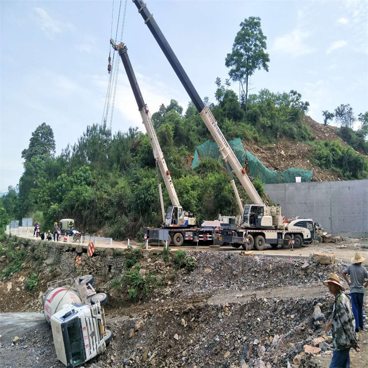 黎平汽车掉沟里叫吊车救援要多少钱
